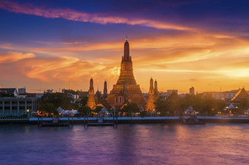 Fototapeta premium Wat Arun Ratchawararam is a beautiful temple, the great pagoda in the evening at the magnificent light and beautiful golden sky, Bangkok Thailand.