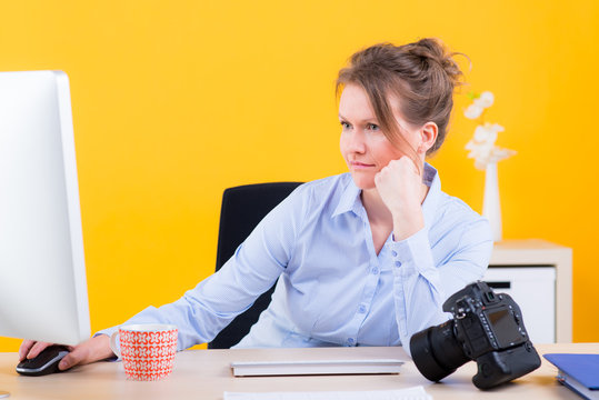 fotografin arbeitet konzentriert am bildschirm