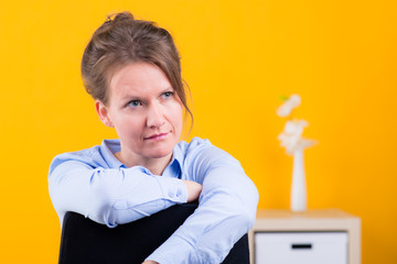 hübsche frau wurde versetzt und ist genervt