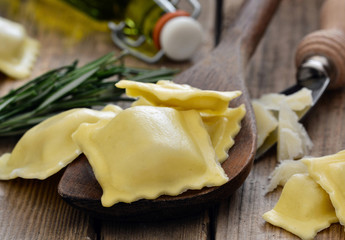 Ravioli auf Kochlöffel, Nahaufnahme, Foodstyling 