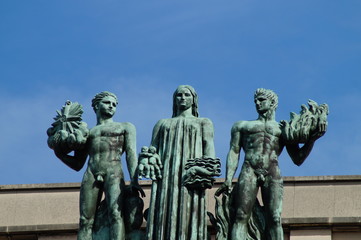 Fototapeta na wymiar Drei Statuen auf dem Palais de Chaillot in Paris
