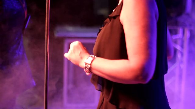 Femme qui danse sur une sc&egrave;ne
