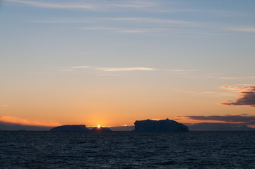 Fototapeta na wymiar Icebergs in the evening light