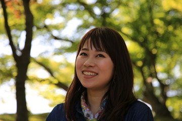 Fototapeta premium 新緑と女性