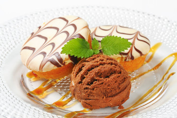 Mini cakes with chocolate ice cream