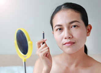 Obraz na płótnie Canvas Beautiful woman makeup contouring brows with eyebrow pencil. Beauty Concept.