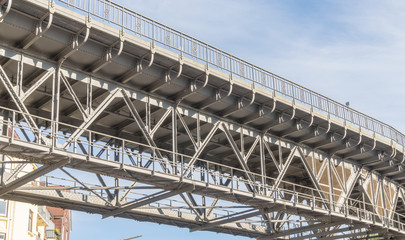 Brücke aus Stahl der U-Bahn in Hamburg