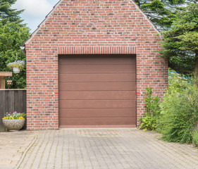 Braunes Rolltor einer freistehenden Garage