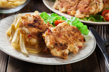 Chicken medallions with red peppers served with chips