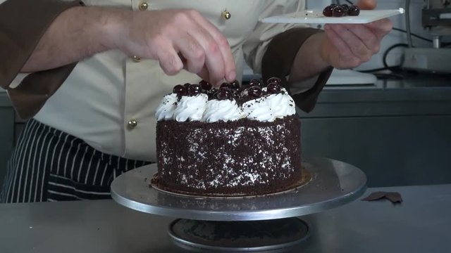 pasticcere prepara una torta con cioccolato e panna