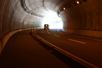 シェルター ／ 山形県庄内地方の海岸道路に建造されているシェルターです。すぐ横が海なので、風や波除けの役目を果たします。また冬期間は、雪から防護するために設置されたシェルターです。