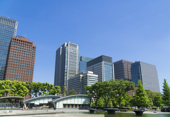 東京都市風景　新緑　青空の大手町　丸の内