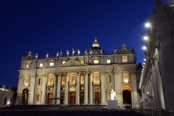 Fototapeta na wymiar La basilique Saint-Pierre du Vatican de nuit
