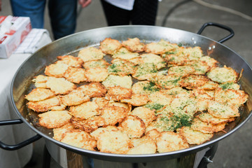 Griddle cakes at the fair food trade