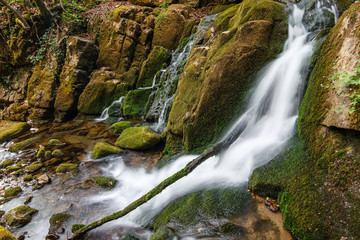 Cascadas en el Arroyo Valdecuevas. Cabornera, León, España.