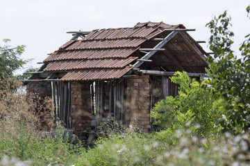 Fototapeta na wymiar Baufällige Ruine inkl. Dachschaden