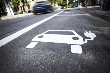 Symbol für Elektrotankstelle für Elektroautos auf der Straße