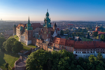 Fototapety  Zabytkowy Zamek Królewski na Wawelu i Katedra w Krakowie Widok z lotu ptaka w świetle świtu sunrise