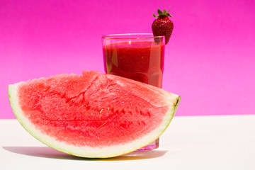 Smoothie mit Wassermelone, pinkfarbener Hintergrund