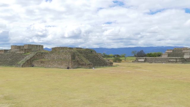 モンテ・アルバンの古代遺跡　オアハカ　メキシコ