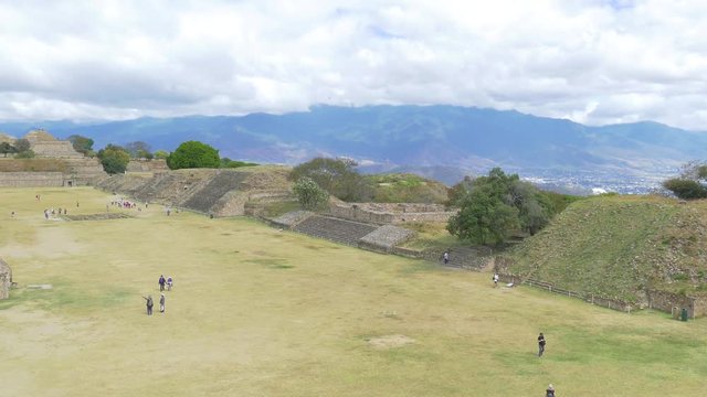 モンテ・アルバンの古代遺跡　オアハカ　メキシコ