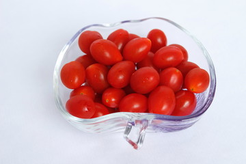 petites tomates cerise allongées bien rouge et fraiche dans une coupelle