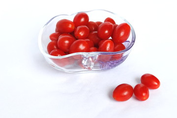 petites tomates cerise allongées bien rouge et fraiche dans une coupelle