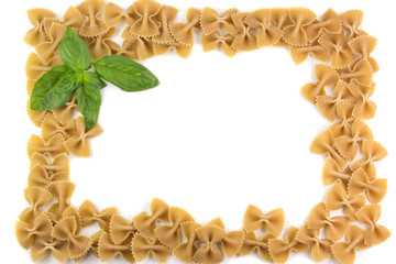 Cornice di pasta e basilico