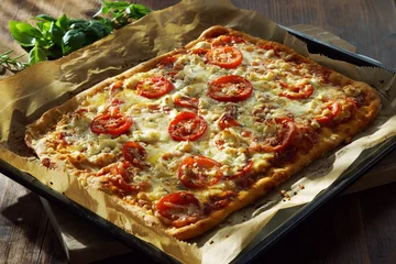 Abwaschbare Fototapete Pizzeria Hausgemachte Pizza Margherita vom Blech 