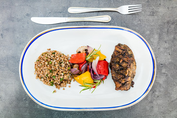 kaczka pieczona z papryką i kaszą © voro