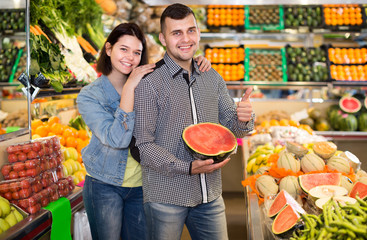 Obraz premium Couple choosing fruit