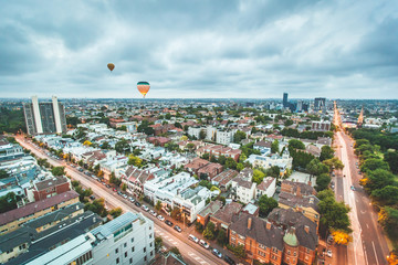 Obraz premium Melbourne, Victoria, Australia, Hot air balloon over city