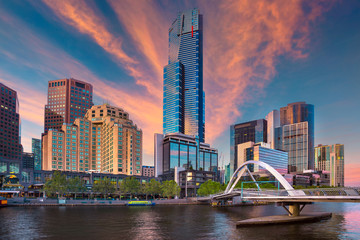 Fototapeta premium Miasto Melbourne. Pejzaż miejski z Melbourne, Australia podczas letniego wschodu słońca.