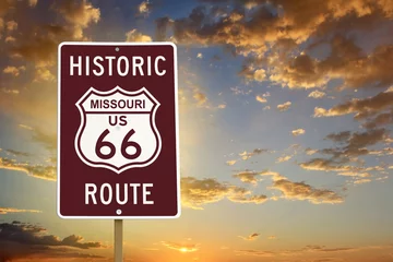 Fotobehang Historisch Missouri Route 66 bruin bord met zonsondergang © Felipe Sanchez