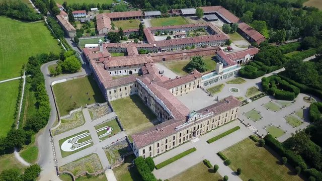 Villa Arconati, Castellazzo, Bollate, Milano, Italia. Vista aerea. Giardini e parco, Parco delle Groane. Reggia, palazzo in stile barocchetto lombardo, strade e alberi visti dall&rsquo;alto
