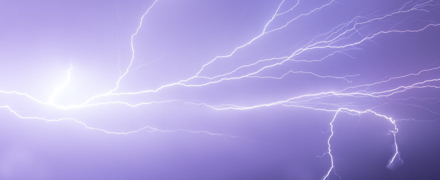 Blitz am Himmel im Bannerformat (Gewitter, Unwetter)