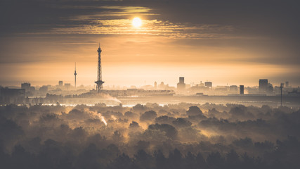 De skyline van Berlijn in de ochtend - zonsopgang in Berlijn