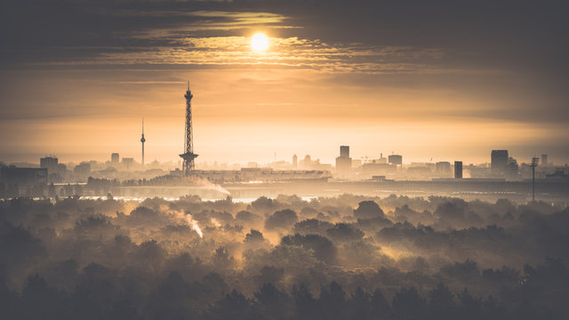 Berliner Skyline am Morgen - Sonnenaufgang in Berlin