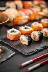 Selbstklebende Fototapeten Leckere Sushi-Platte © Grafvision