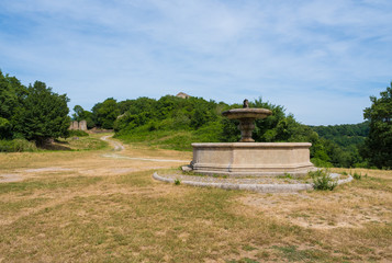 Monterano (also known as Ancient Monterano) is a ghost town in Italy , located in the province of Rome, perched on the summit plateau of the hill tuff.