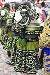 Péruviennes en costume de fête plaza de Armas à Cusco au Pérou