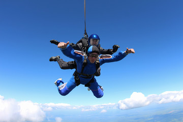 Obraz na płótnie Canvas Tandem skydiving in the blue sky