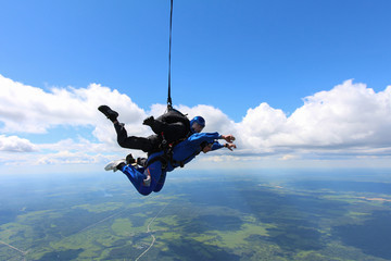 Obraz na płótnie Canvas Tandem skydiving in the blue sky