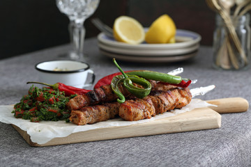 spiedini di carne con insalata e peperoni su tavolo
