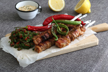 spiedini di carne con insalata e peperoni su tavolo