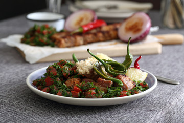 spiedini di carne con insalata e peperoni su tavolo