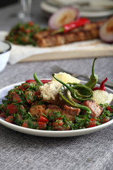 spiedini di carne con insalata e peperoni su tavolo