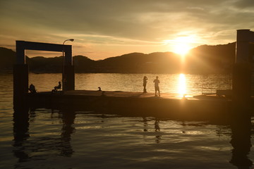 埠頭の夕陽