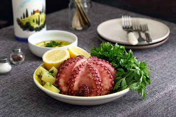 polpo intero bollito su tavolo di cucina grigio