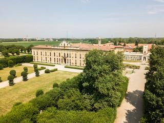 Obraz premium Villa Arconati, Castellazzo, Bollate, Milano, Italia. Vista aerea. Giardini e parco, Parco delle Groane. Reggia, palazzo in stile barocchetto lombardo, strade e alberi visti dall’alto